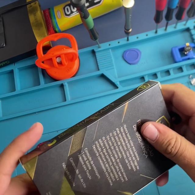 Celular na bancada de reparo