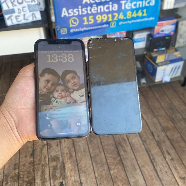 Celulares em frente ao letreiro da Tech Phone